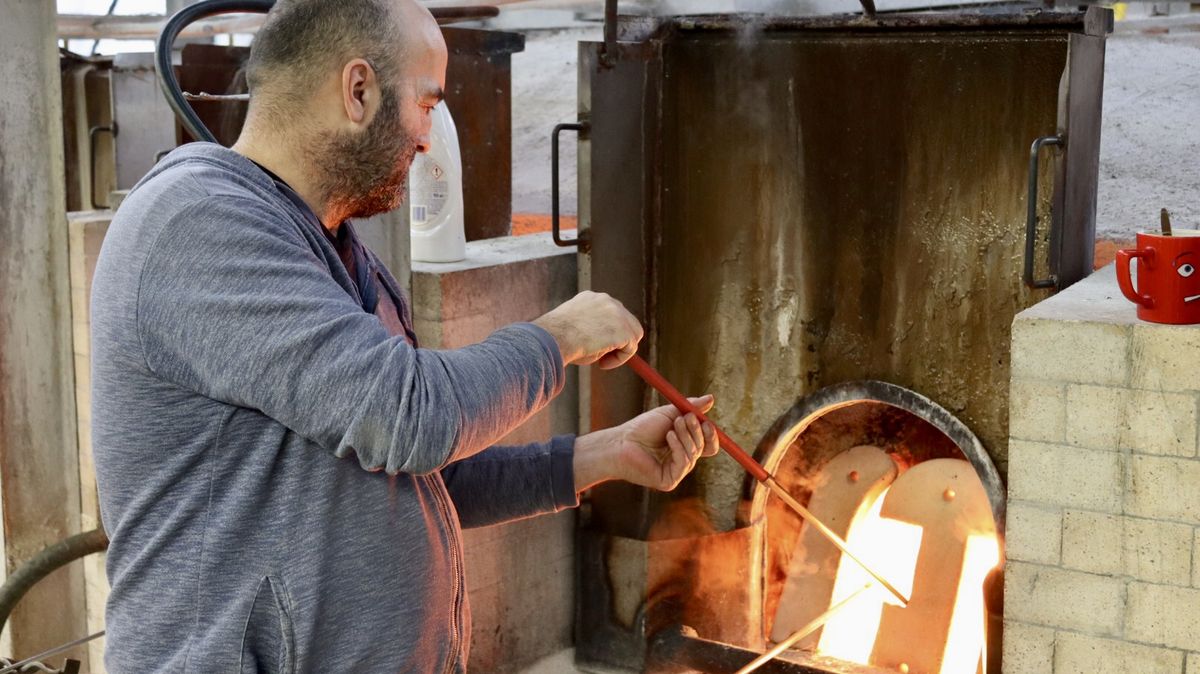Sklárna v Květné změnila majitele, zachová v ní ruční výrobu skla